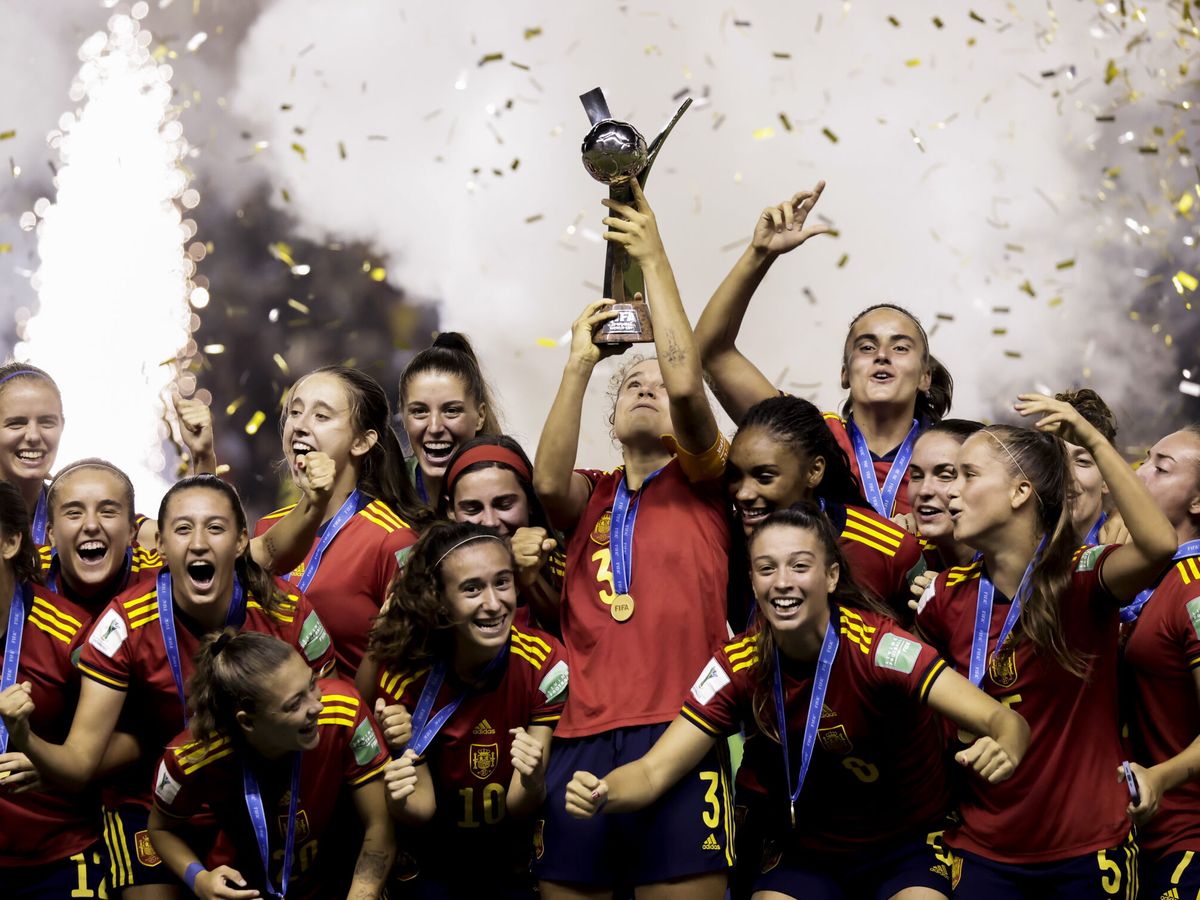 Selección Española femenina celebrando el campeonato mundial
