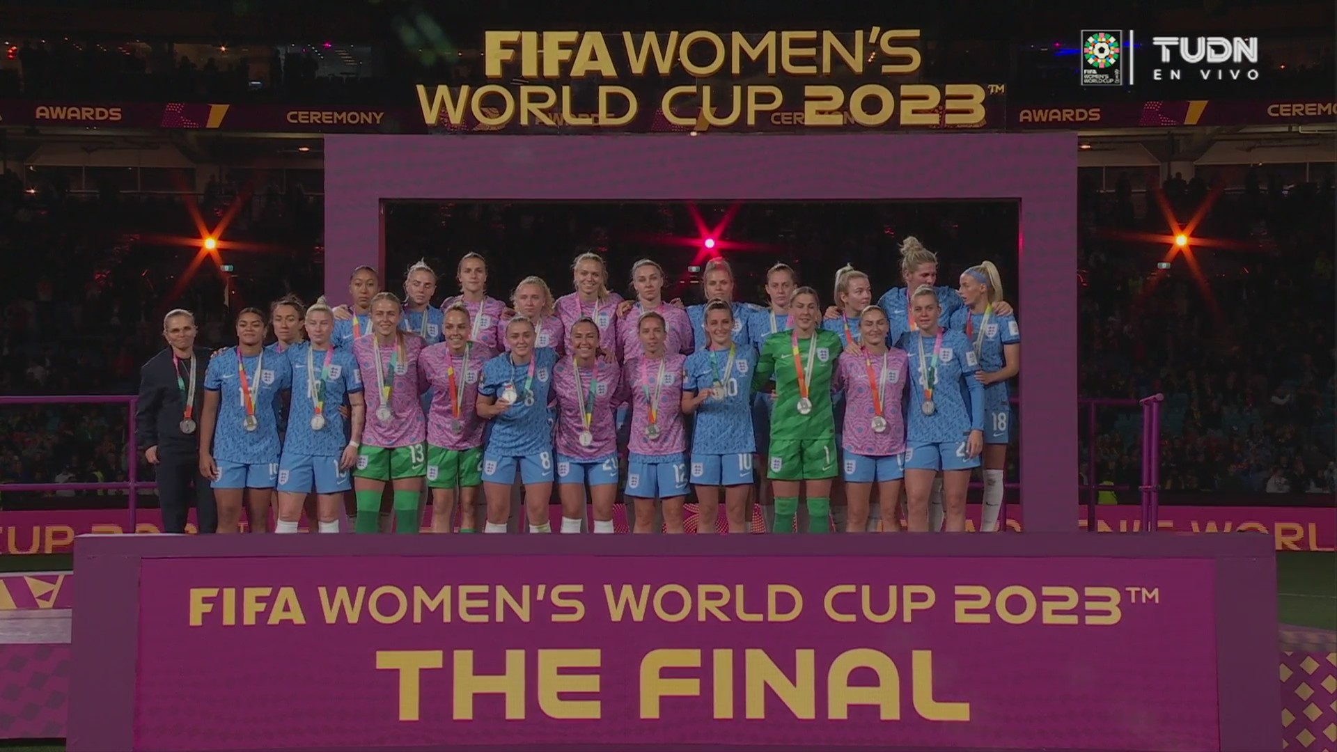 Selección inglesa posando con su medalla de plata en el mundial femenino de la FIFA 2023